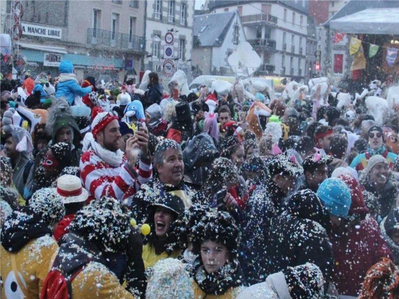 Des enfants français joyeux déguisés pour le carnaval de Mardi Gras en février